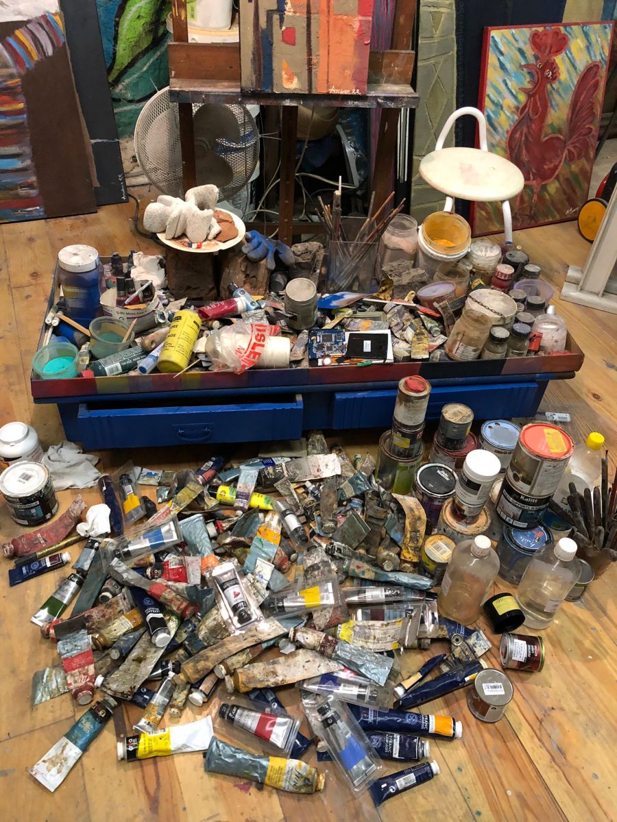 Dans l’atelier de Roland Andrès : peintures, pinceaux et couleurs